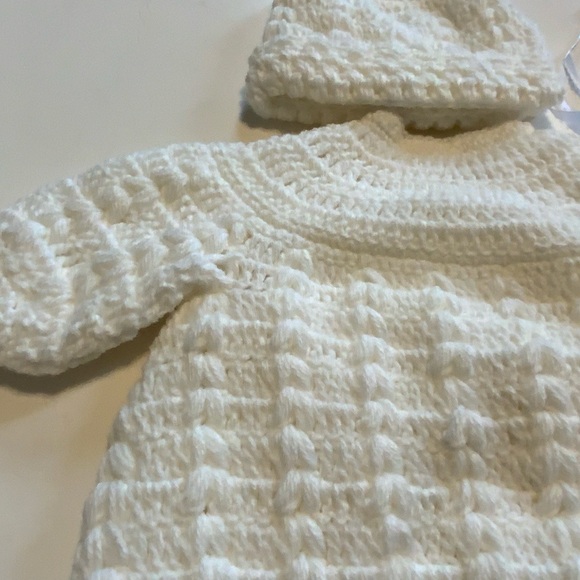 WHITE CROTCHET NEWBORN 2 PC HAT SWEATER RIBBON ADJUSTER BUTTONS DOWN FRONT SET - Picture 5 of 5